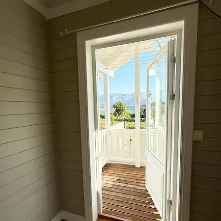 Idyllisk Pa Vakre Bjarkoy