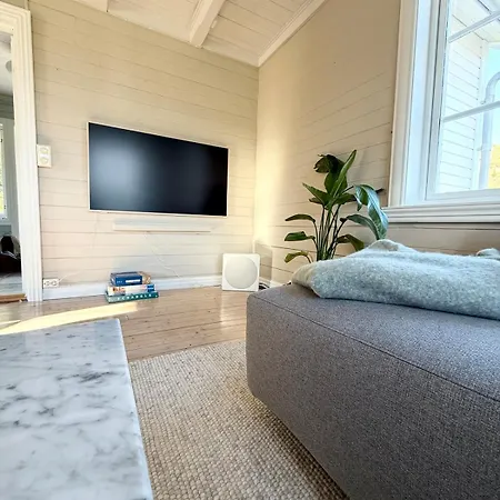 Idyllisk Pa Vakre Bjarkoy *