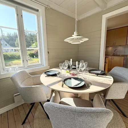 Holiday home Idyllisk Pa Vakre Bjarkoy