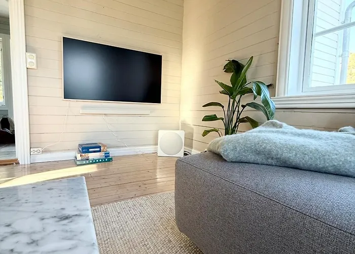 Idyllisk Pa Vakre Bjarkoy *